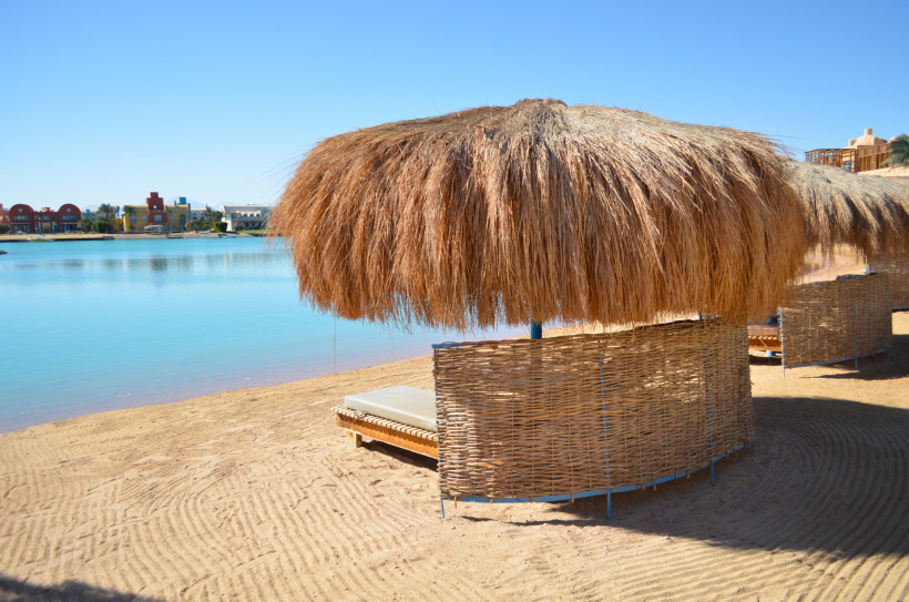 Ägypten - El Gouna Wunderschöne Landschaft im Steigenberger Golf Resort El Gouna in El Gouna, Sonnenschirm, Liegen, Sonne, Sand und blauer Himmel