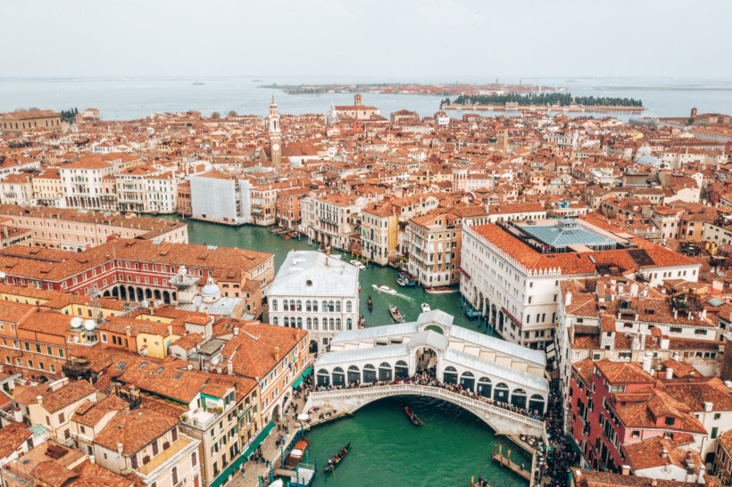 Blick über Venedig mit Canal Grande und Rialtobrücke