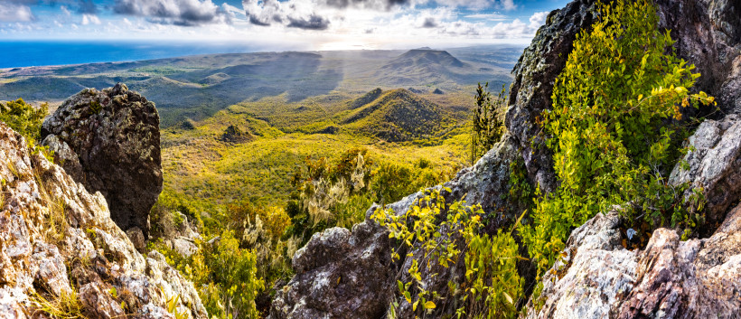 Panoramablick vom Christoffelberg – Curaçaos Natur aus der Vogelperspektive Panoramablick vom Christoffelberg über den Christoffel Nationalpark auf Curaçao mit üppiger Vegetation und Meerblick