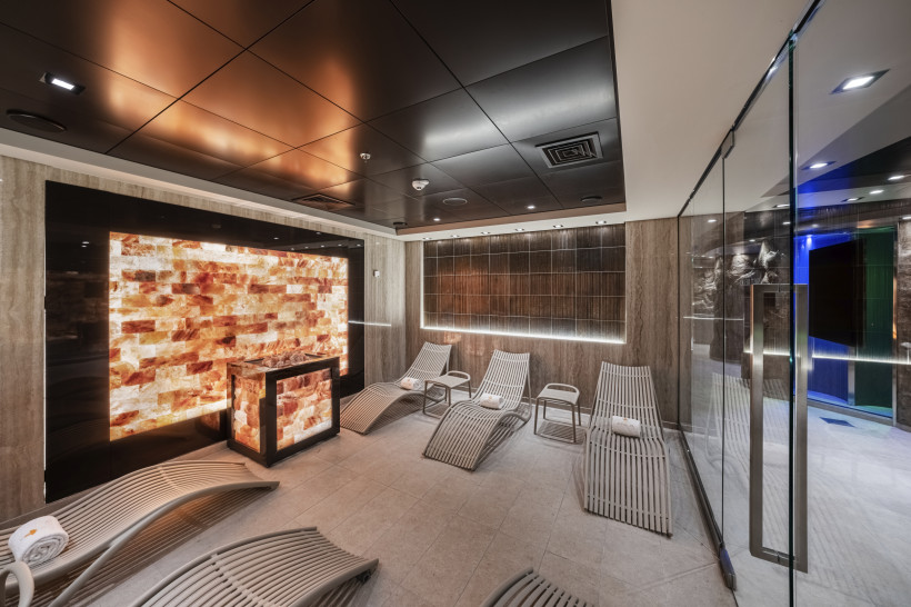 Thermalbereich im Aurea Spa der MSC Euribia mit Salzsteinwand, Liegen und Glasabtrennung