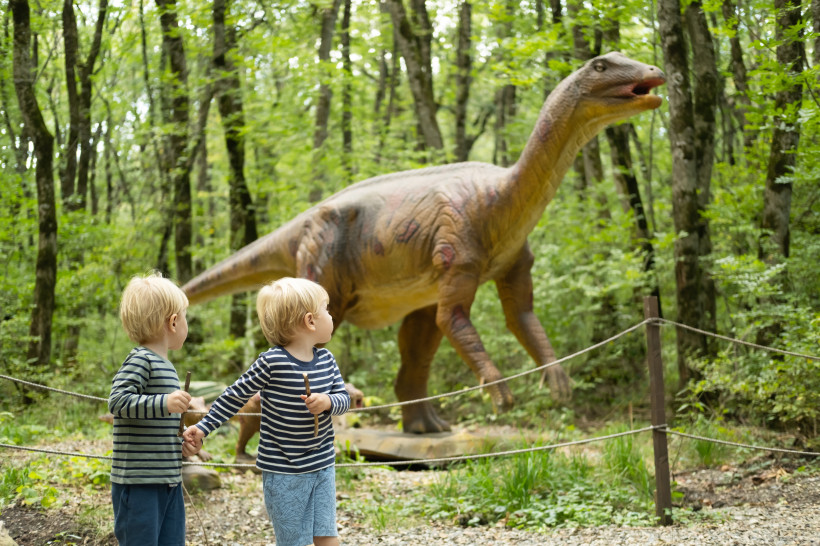 Kinder entdecken Dinosaurier im Dinosauria Park nahe Kokkini Hani auf Kreta