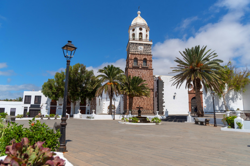 Lanzarote - Teguise Plaza de San Miguel in Teguise auf Lanzarote mit der Kirche San Miguel und ihrem markanten Glockenturm.