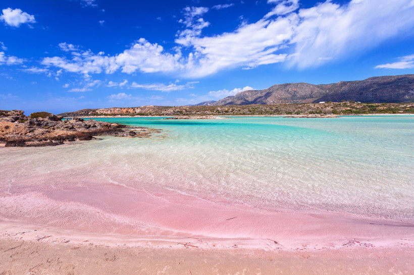 Elafonissi Beach, Kreta Strand mit türkisfarbenem Wasser und rosa Sand