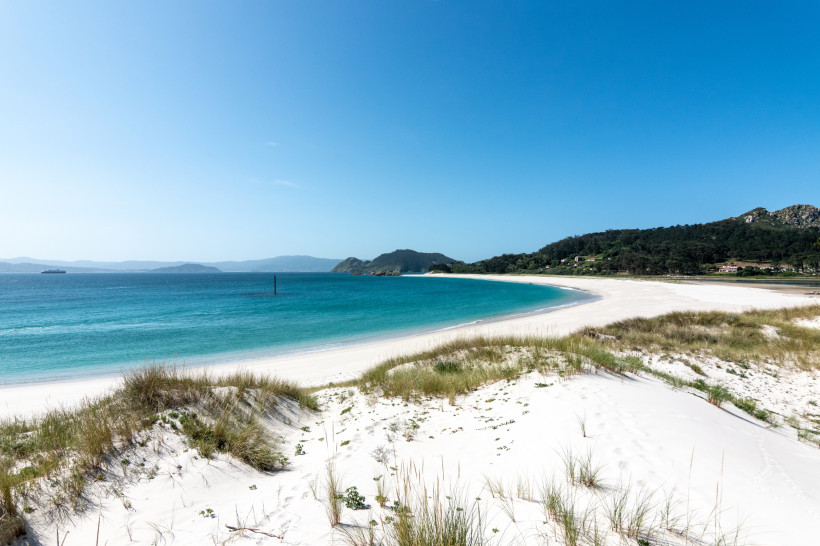 Playa de Rodas: weißer Sandstrand mit Dünen und ruhiger Bucht Blick über die Playa de Rodas mit weißem Sandstrand, Dünen und türkisfarbenem Meer