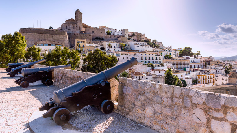 Blick auf Dalt Vila mit Festungsmauern und Kanonen auf der Bastion, Ibiza-Stadt