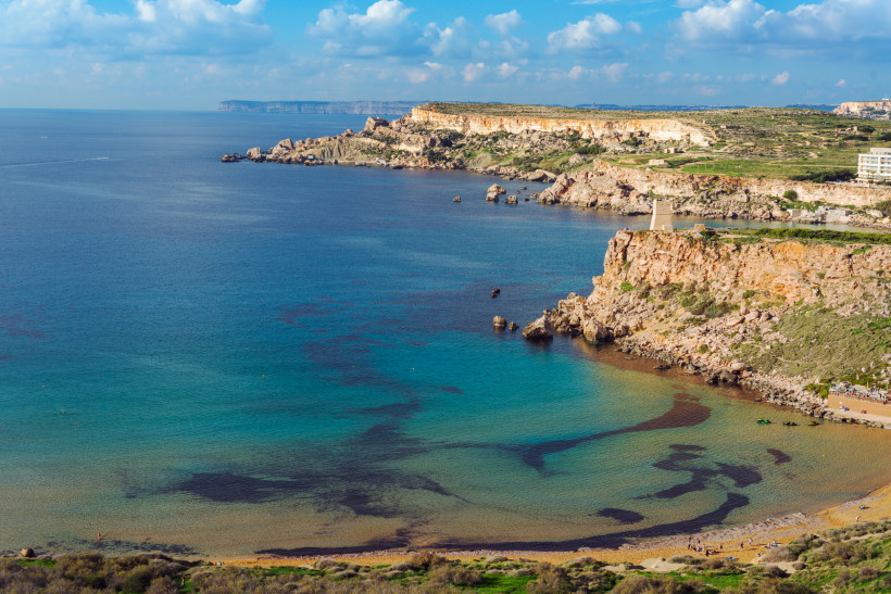 Ghajn Tuffieha Bay Malta – Naturstrand mit traumhafter Aussicht Ghajn Tuffieha Bay auf Malta mit goldfarbenem Sandstrand, türkisblauem Meer und steilen Felsklippen