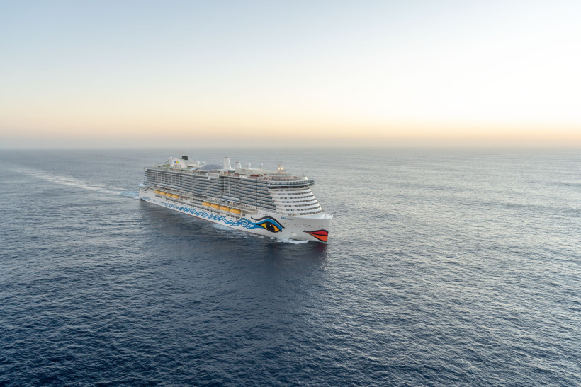 Kreuzfahrtschiff AIDAnova auf offener See