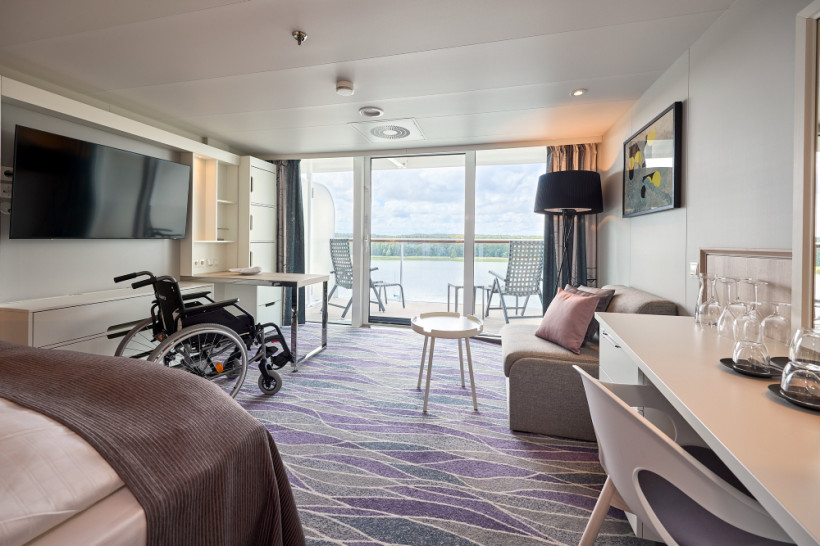 Helle barrierefreie Junior Suite mit Wohnbereich, Balkon und Meerblick auf der Mein Schiff 7