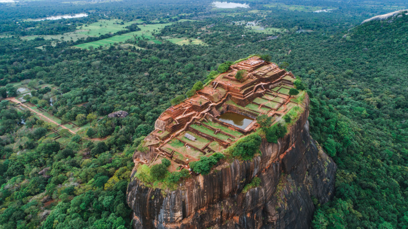 Sigiriya, Sri Lanka Luftaufnahme der historischen Felsenfestung Sigiriya in Sri Lanka mit den antiken Ruinen auf dem Gipfel und dem umliegenden Dschungel