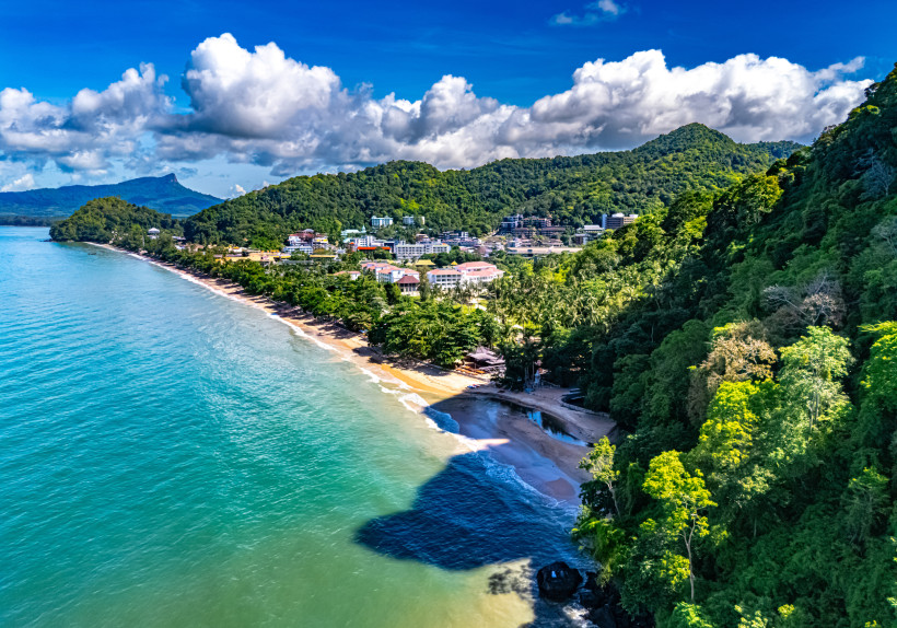 Ao Nang Küste in Krabi, Thailand: goldene Sandstrände, türkisfarbenes Meer und üppig bewaldete Hügel.