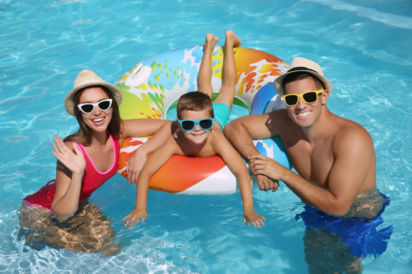 Familie mit Kind im Pool eines All-inclusive-Hotels in Kemer – Badeurlaub in der Türkei