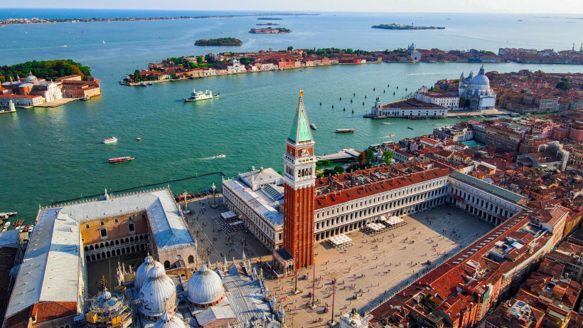 Luftaufnahme des Markusplatzes mit Campanile und Lagune in Venedig