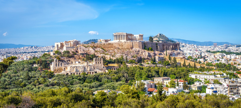 Griechenland - Athen Panoramablick auf die Akropolis von Athen mit dem Parthenon; vorne das Odeon des Herodes Atticus, dahinter die Stadt und der Lykabettus-Hügel