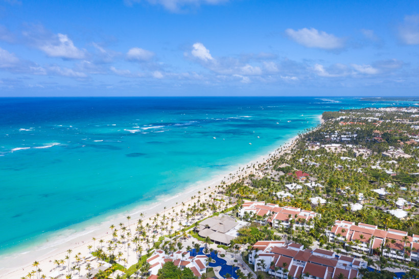 Dominikanische Republik - Bavaro Beach Luftaufnahme von Punta Cana in der Dominikanischen Republik mit langen weißen Sandstränden, türkisblauem Meer und zahlreichen Resorts unter Palmen