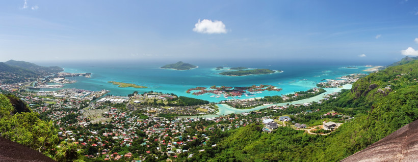 Seychellen - Victoria (Mahé) Panorama von Victoria auf Mahé, Hauptstadt der Seychellen 2025/2026 mit Blick auf die vorgelagerten Inseln und den türkisblauen Ozean