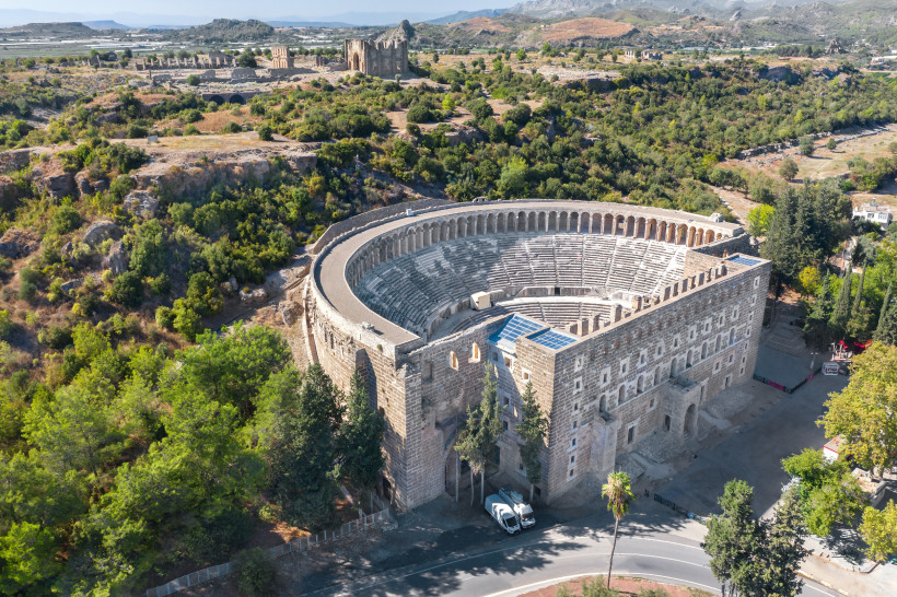 Aspendos Theater – Luftaufnahme des antiken Amphitheaters in der Türkei Drohnenaufnahme des Aspendos Theaters und der umliegenden Ruinenlandschaft nahe Belek in der Südtürkei
