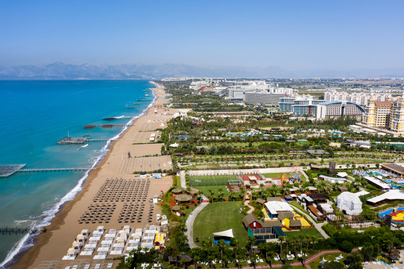 Belek Strandpromenade – moderne Küstenlinie mit Resorts, Piers Luftaufnahme der Strandpromenade von Belek mit langen Sandstränden, Piers, Hotels und türkisblauem Meer – beliebte Küstenregion der Türkischen Riviera.