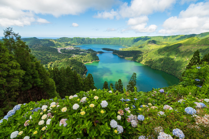Panoramablick über den Vulkansee Sete Cidades in einer Caldera auf den Azoren, grüne Hänge und Uferlandschaft