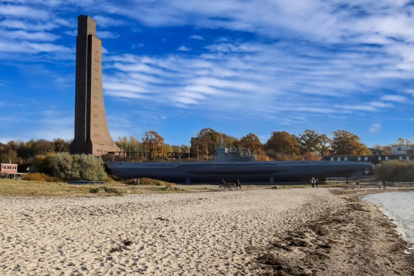 Marine-Ehrenmal Laboe mit dem begehbaren U-Boot U 995 Marine-Ehrenmal in Laboe und U-Boot U 995 am Strand