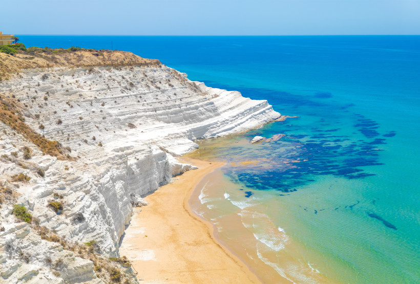 Scala dei Turchi – spektakuläre Felsküste und türkisblaues Meer bei Realmonte Luftaufnahme der Scala dei Turchi an der Südküste Siziliens mit weißen Felsen, goldenem Sand und türkisblauem Meer – beliebtes Fotomotiv und Naturhighlight