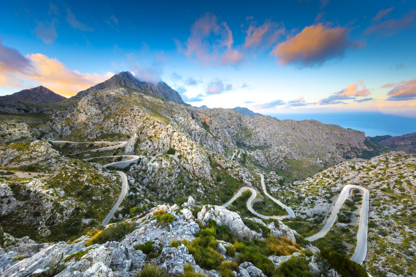 Sa Calobra , Mallorca Spektakuläre Serpentinenstraße Sa Calobra im Tramuntana-Gebirge auf Mallorca mit Blick auf die Berge und das Meer