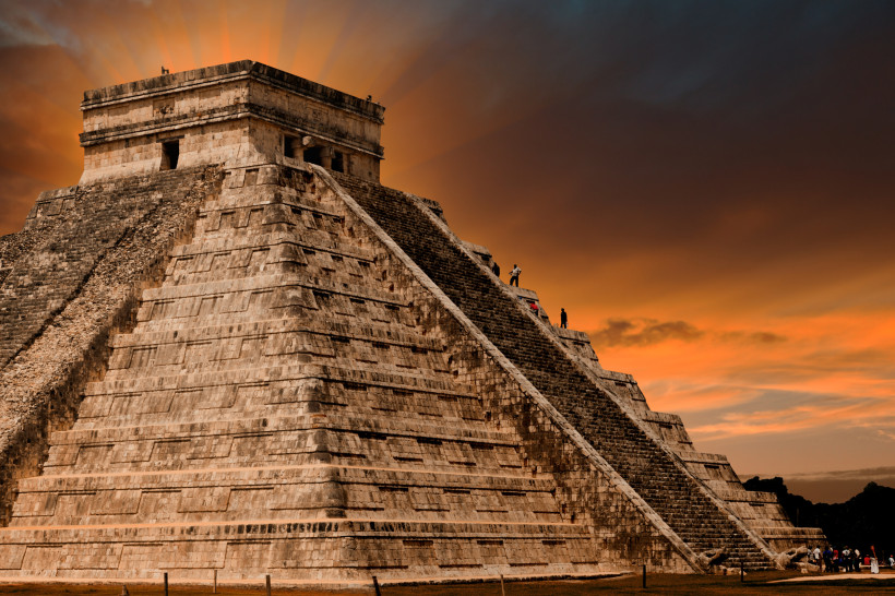 Die majestätische Pyramide von Chichén Itzá erstrahlt im warmen Licht des Sonnenuntergangs. Die berühmte Maya-Stätte auf der Halbinsel Yucatán, Mexiko, zählt zu den neuen sieben Weltwundern und zieht jedes Jahr zahlreiche Besucher an. Die beeindruckende A