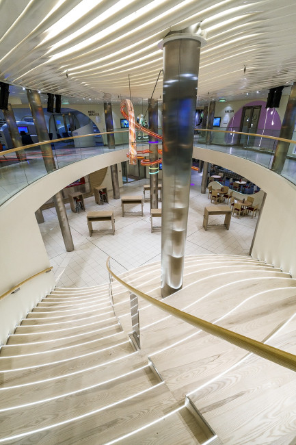 AIDAperla Plaza mit geschwungener Treppe, Säulen und Sitzbereichen
