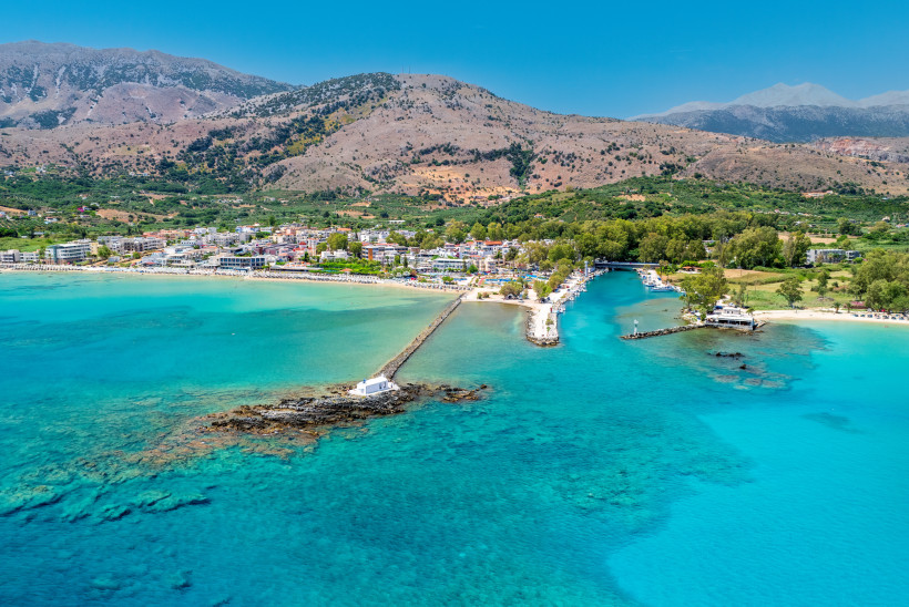 Meereskapelle Agios Nikolaos vor der Küste Meereskapelle Agios Nikolaos auf kleiner Felsinsel vor der Küste, Blick auf Bucht und Ort