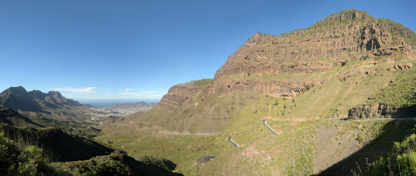 Serpentinenstraße durch die Bergwelt des Westens Gran Canarias Panorama mit Serpentinenstraße in den Bergen des Westens Gran Canarias mit Blick auf die Küste.