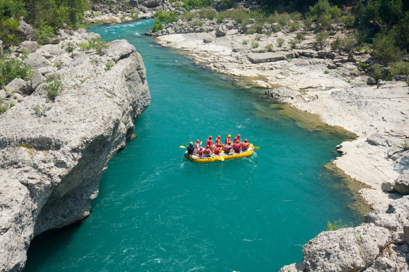 Rafting-Gruppe fährt durch den Köprülü Canyon bei Side – aktiver Natururlaub für Abenteuerfans