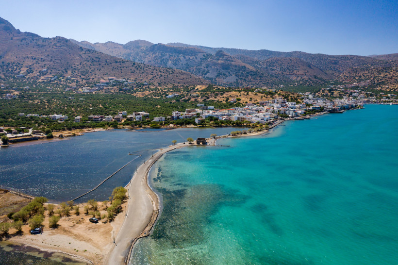 Versunkene Stadt Olous bei Elounda an der Küste von Kreta Blick auf die Bucht von Elounda mit der versunkenen Stadt Olous im flachen Wasser, Kreta