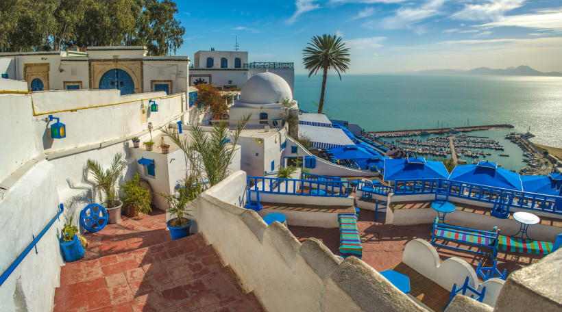 Wunderschöner Panoramablick auf das Meer und die Caféterrasse in Sidi Bou Said, Tunesien.