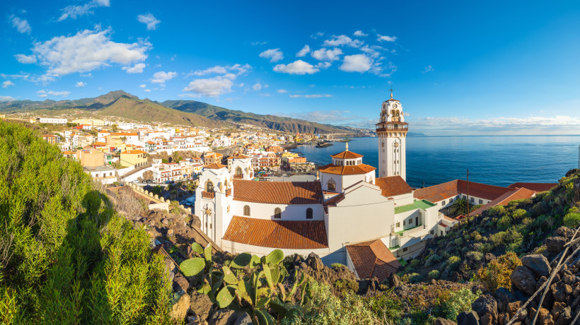 Candelaria Teneriffa Panorama – Blick auf die Basilika und Altstadt am Atlantik Panoramablick über Candelaria auf Teneriffa mit der Basilika Nuestra Señora de la Candelaria, weißen Häusern und der Küste am Atlantik unter blauem Himmel.