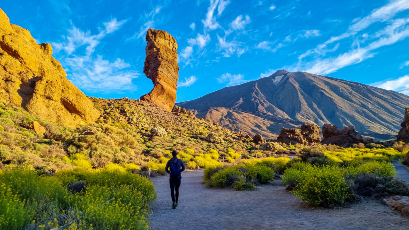 Wanderweg mit Felsformationen und Blick auf den Pico del Teide auf Teneriffa