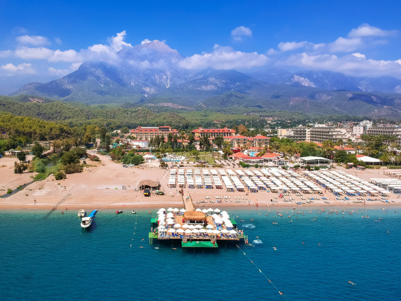 Tahtali-Berg bei Antalya – Strand und Taurusgebirge am Mittelmeer Blick auf den Tahtalı-Berg bei Antalya mit Strand, türkisblauem Mittelmeer und dem Taurusgebirge im Hintergrund