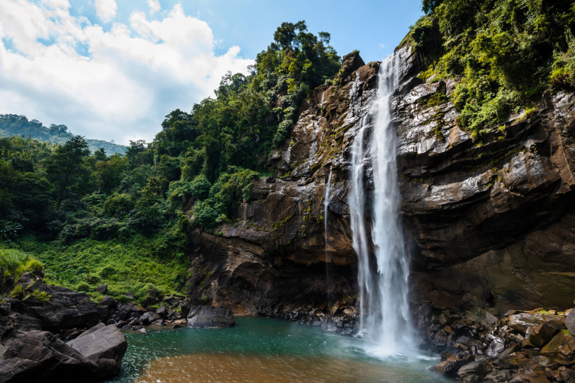 Nuwara Eliya, Sri Lanka Hoher Wasserfall inmitten von Felsen und tropischem Regenwald in den Bergen von Sri Lanka