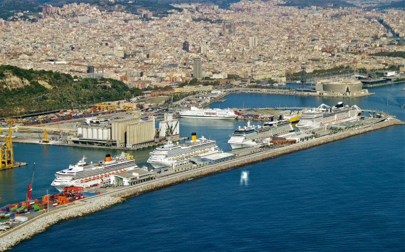 Mehrere Kreuzfahrtschiffe an einem Pier im Hafen von Barcelona, Blick auf die Stadt im Hintergrund
