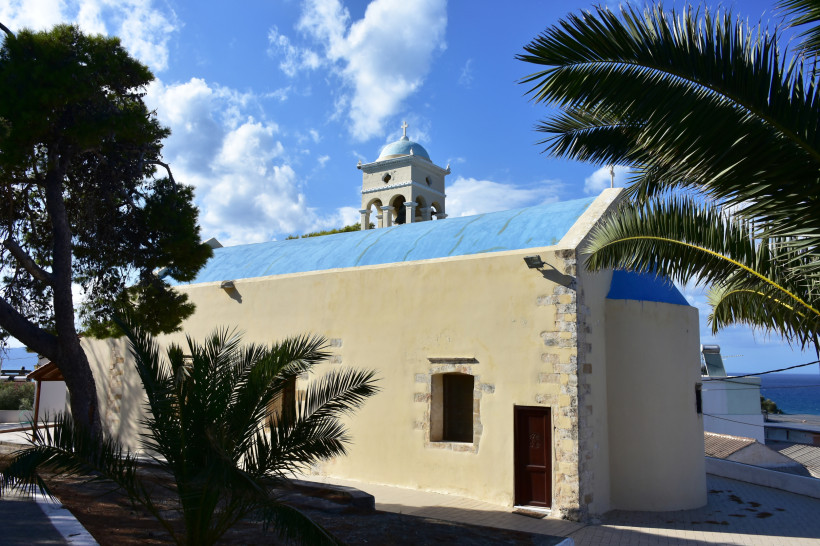 Old Platanias: Kirche Agios Dimitrios Kirche Agios Dimitrios in Old Platanias mit blauem Dach und Glockenturm