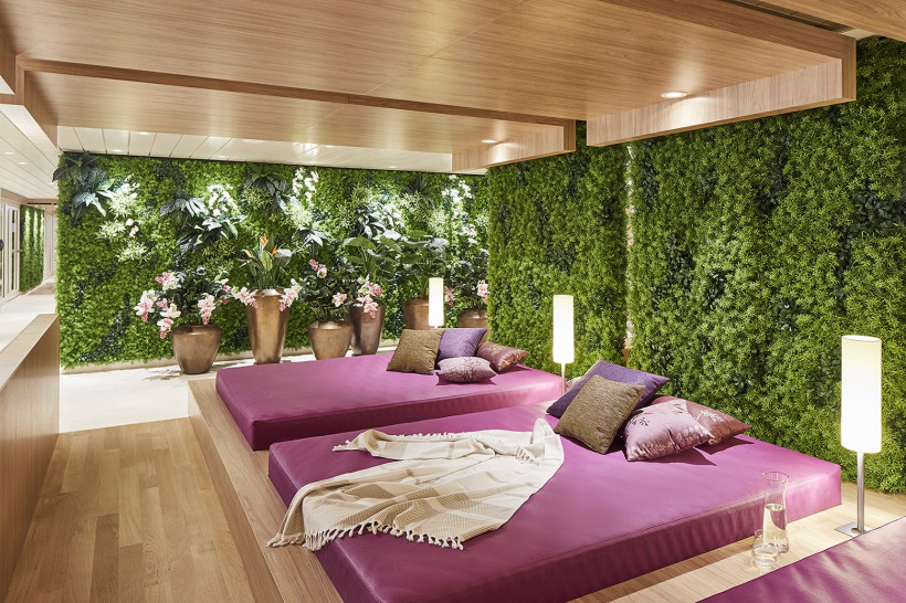 Wellnessbereich Body & Soul auf der AIDAnova mit Ruhebetten und begrünter Wand