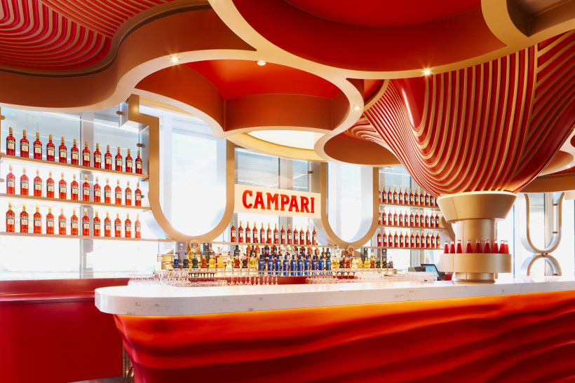 Innenansicht der Campari-Bar auf der Costa Smeralda mit geschwungener roter Decke und Flaschenregalen