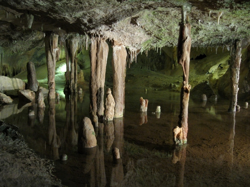 Can Mark Cave, Port de Sant Miguel, Ibiza, Spanien – Tropfsteinformationen und Wasserbecken Tropfsteinhöhle Can Mark mit Stalaktiten, Stalagmiten und Wasserbecken bei Port de Sant Miguel, Ibiza, Spanien