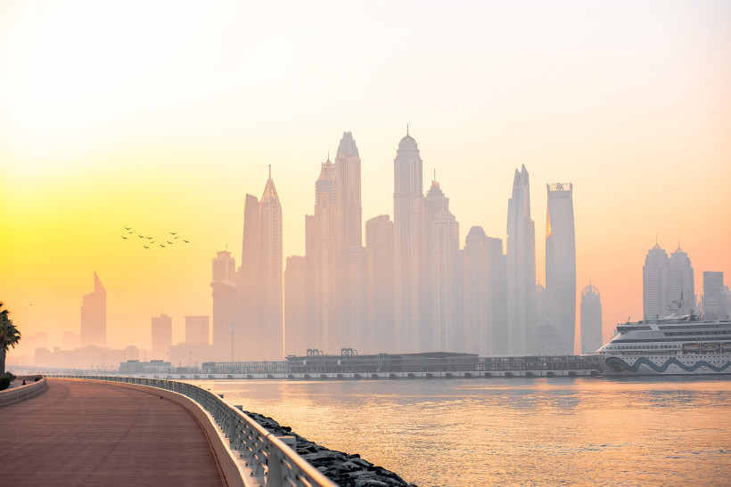 Skyline von Dubai am Wasser mit Kreuzfahrtschiff im Hafen