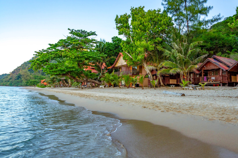Thailand Strandbungalows – Günstige Unterkünfte für budgetfreundliches Reisen Einfache Strandbungalows in Thailand direkt am Meer, umgeben von Palmen und Natur – ideale Unterkunft für eine preiswerte und authentische Thailandreise.