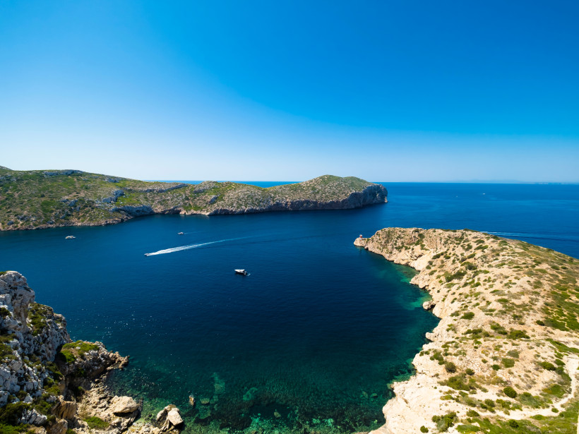Insel Cabrera – Unberührtes Naturparadies im Süden Mallorcas Insel Cabrera Mallorca Luftaufnahme mit tiefblauem Meer, felsiger Küste und Naturreservat