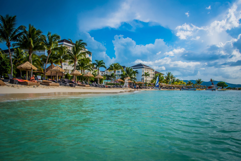 Strandresort Negril Jamaika – Urlaub im Paradies Luxuriöses Strandresort in Negril, Jamaika mit Palmen, weißem Sandstrand und türkisblauem Meer.