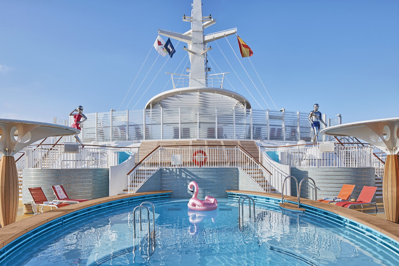 Sonnendeck der AIDAnova mit Pool, Liegen und Sonnenschirmen