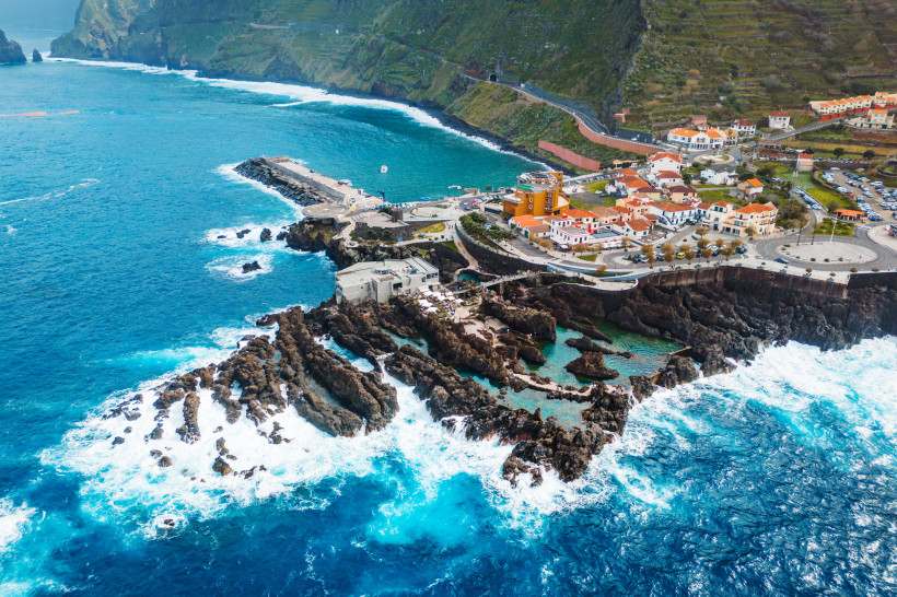 Luftaufnahme von Porto Moniz auf Madeira mit Lavapools, Küstenstraße und türkisblauem Atlantik