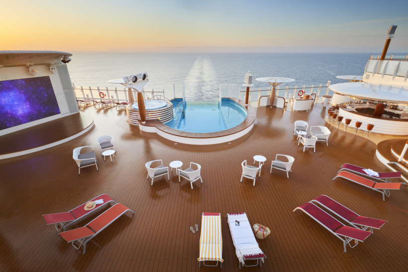 AIDAcosma: Pooldeck mit Pool, Liegen und Sitzbereichen Pooldeck der AIDAcosma mit zentralem Pool, Liegen und Sitzgruppen, Blick auf das Meer