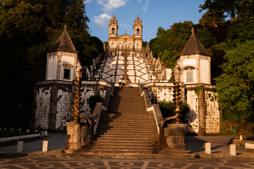 Monumentale Treppenanlage mit barocker Wallfahrtskirche des Santuário do Bom Jesus do Monte, Braga