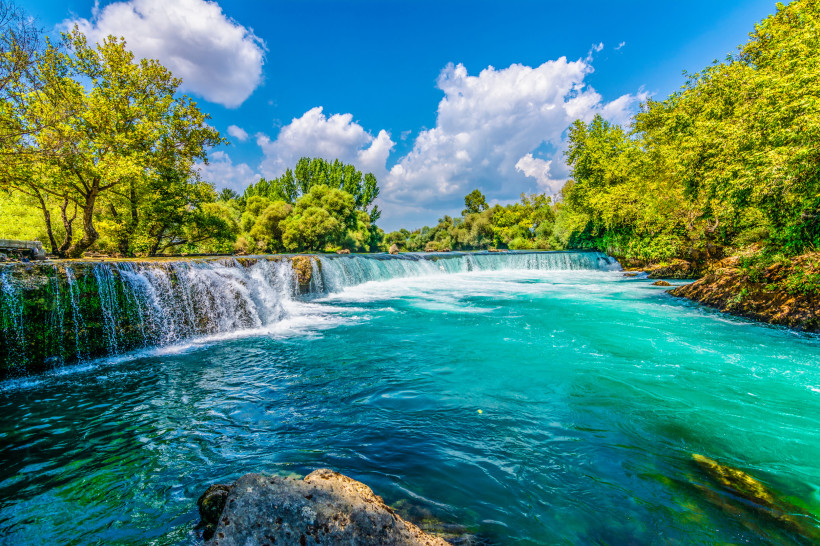 Manavgat-Wasserfall bei Side mit türkisfarbenem Wasser und grüner Natur